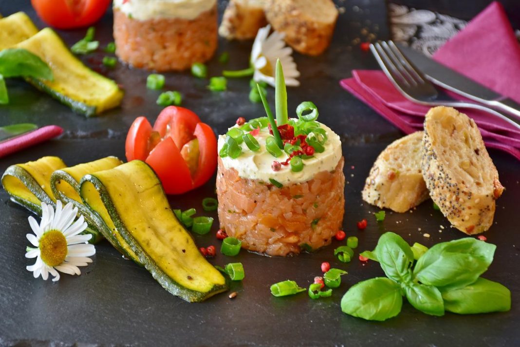 Tartar de salmón el truco para que no se deshaga antes de llegar a la mesa