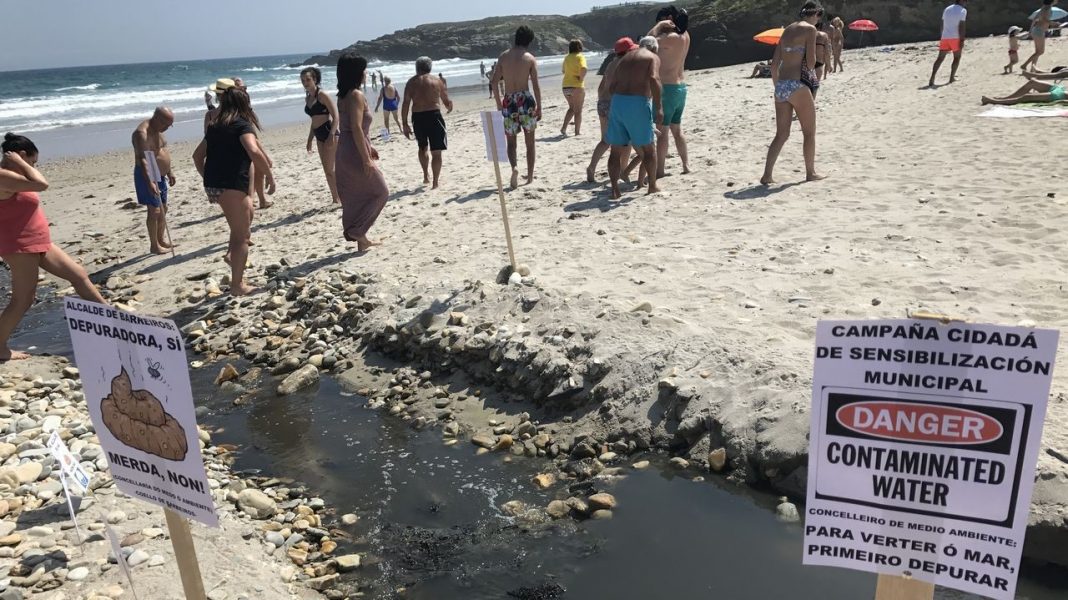 La playa de Maro-Cerro Gordo recibió su primera bandera negra