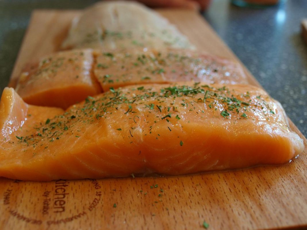 El secreto para que el salmón asado te quede jugoso