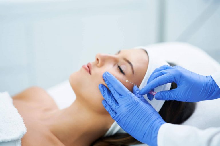 Lifting facial para combatir los signos de la edad, con A2Clínic