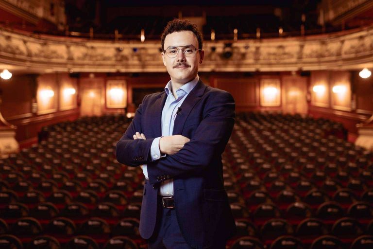 Fernando Miralles, campeón de oratoria en España, logra 1 millón de seguidores en TikTok