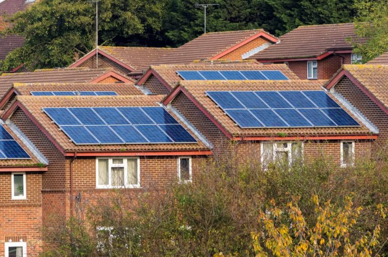 ¿Cuáles son las principales ventajas de instalar placas solares en casas unifamiliares?