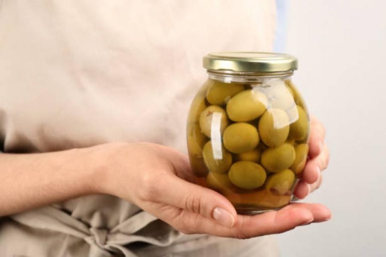 La razón por la que nunca deberías tirar el líquido de las aceitunas