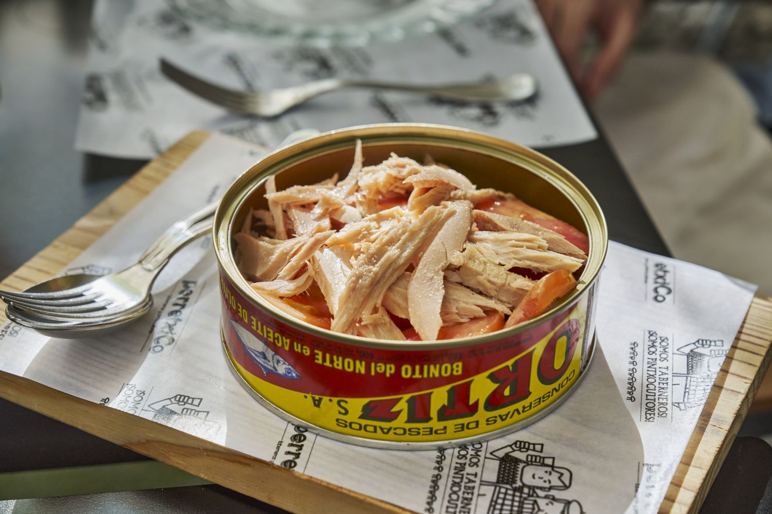 Los Mejores Restaurantes Para Saborear La Temporada De Bonito En Madrid 4 Perretxico. Ensalada De Tomate Del Momento Con Bonito Del Cantabrico Y Piparras.
