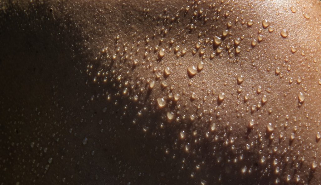 Dile adiós al sudor de las axilas con estos remedios