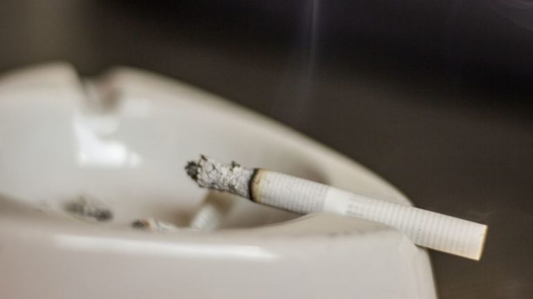 El truco definitivo para eliminar el olor a tabaco de la ropa