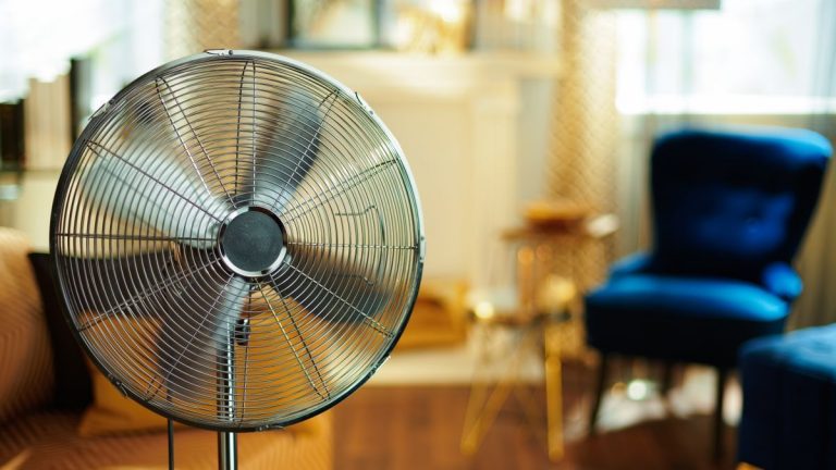 El truco infalible para el ventilador enfríe igual que un aire acondicionado