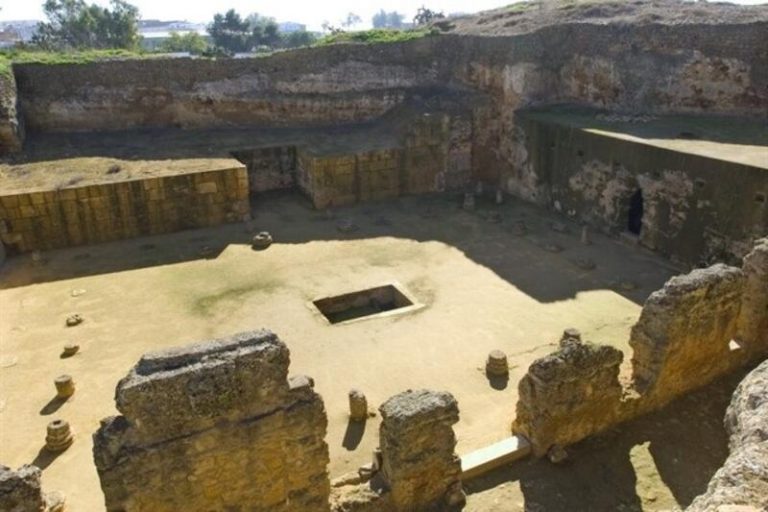 A restauración el ‘impluvium’ de la tumba de Servilia de la necrópolis de Carmona debido a su «mal estado»