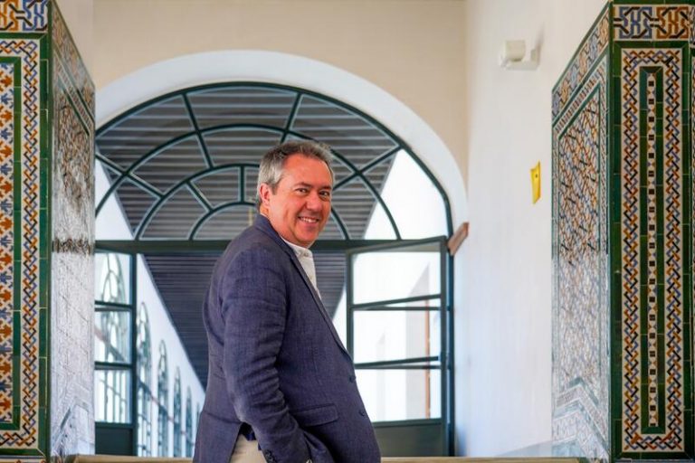 Espadas desea situar al PSOE-A en la «centralidad política» con propuestas «ni de derechas ni de izquierdas»
