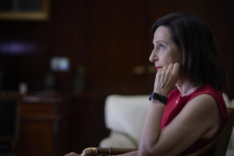 Robles dice que el CNI ve imposible saber qué documentos robó Pegasus a Sánchez