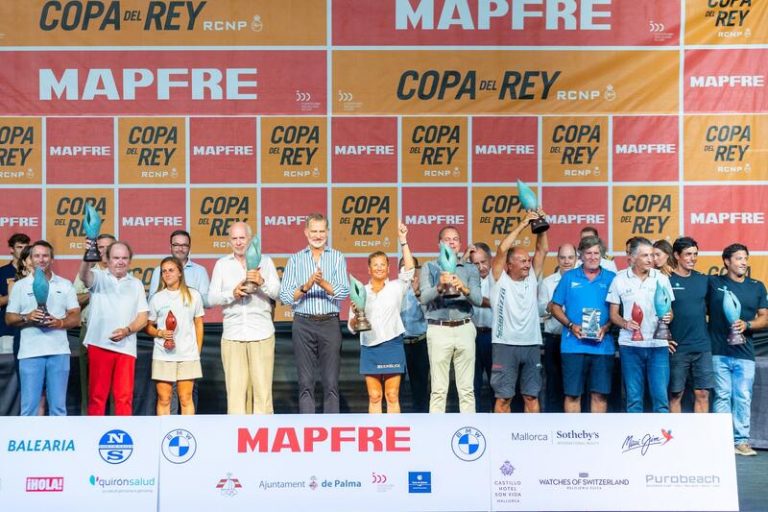 Felipe VI entrega los galardones a los campeones de la 40 Copa del Rey Mapfre en Palma