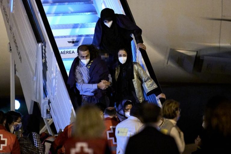 El Gobierno prepara la llegada a Madrid de un avión con casi trescientos refugiados afganos