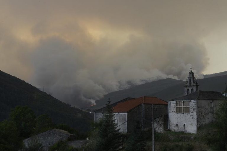 Extinguido el incendio de Verín (Orense),con 600 hectáreas quemadas, y estabilizado el de Valdeorras, con 440