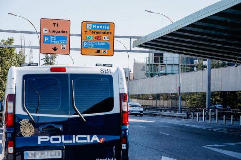 Detenido en Barajas por amenazar de muerte a una rapera musulmana y por delito de odio