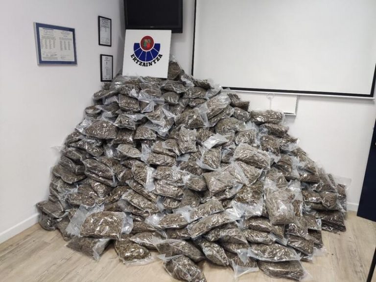 Incautados 700 kilos de marihuana abandonados junto a una carretera rural de Vizcaya