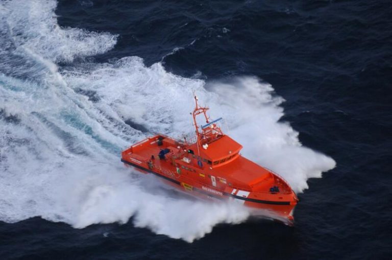 Salvamento Marítimo rescata a 53 subsaharianos en aguas canarias y los traslada a Lanzarote