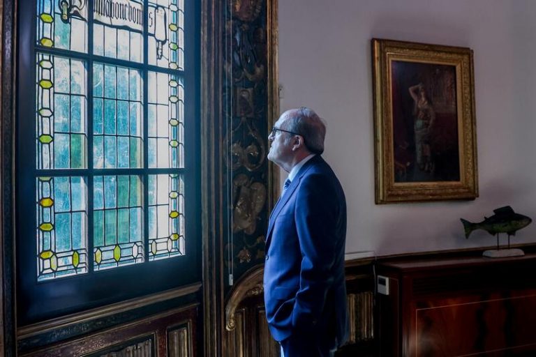 El Defensor del Pueblo pide información de las becas de Ayuso para alumnos con rentas más altas tras admitir una queja