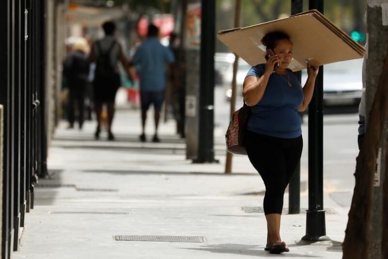 Cataluña está este lunes en riesgo por tormentas y el calor pone en alerta Alicante, Mallorca y Murcia