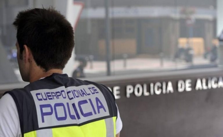 Detenidos tres hombres tras robar a una joven en Alicante con el método del ‘mataleón’