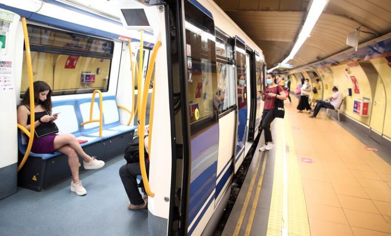 Ayuso anuncia que la Comunidad de Madrid rebajará al 50% el precio de los abonos de transporte desde septiembre