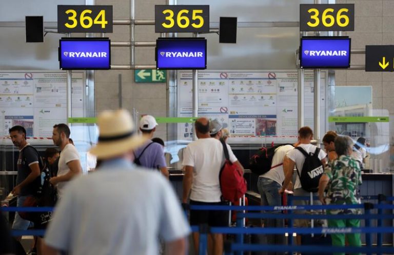 Ryanair cancela seis vuelos y sufre 244 retrasos este lunes por la huelga de tripulantes de cabina