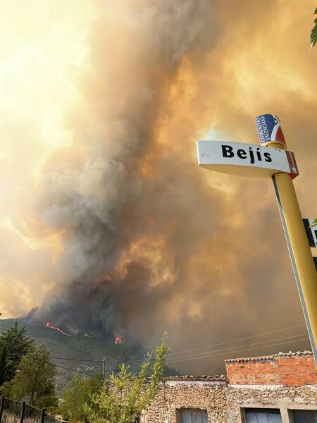 Una decena de carreteras permanecen cortadas en la Comunidad Valenciana por los incendios forestales