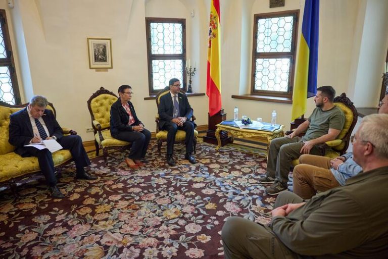 Zelenski agradece a España su apoyo durante la guerra al recibir las cartas credenciales del embajador