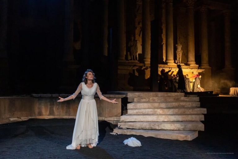 La danza de Karlik eleva la palabra de María Zambrano en el delirio de Antígona para concluir el Festival de Mérida