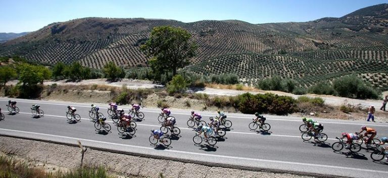 Un estudio advierte de la mala calidad del aire en algunas de las etapas de La Vuelta Ciclista a España