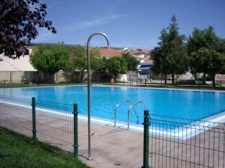 Un hombre de 84 años herido grave este sábado por ahogamiento en la piscina municipal de Deleitosa