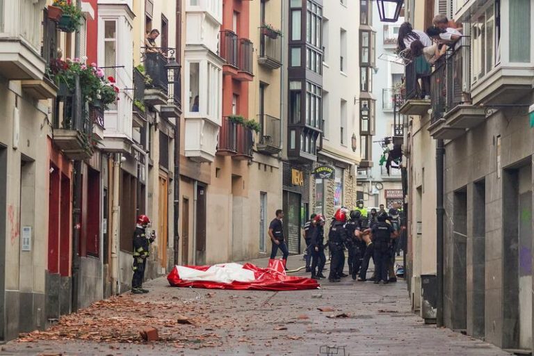 Detenido tras casi seis horas atrincherado con un hacha y un machete en un inmueble de Vitoria