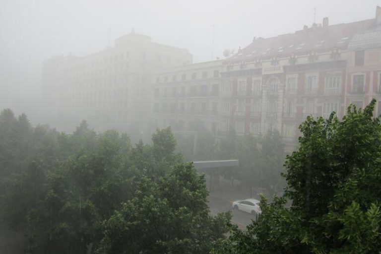 España se divide entre lluvias, tormentas, calor y oleaje. El tiempo del 24 de agosto