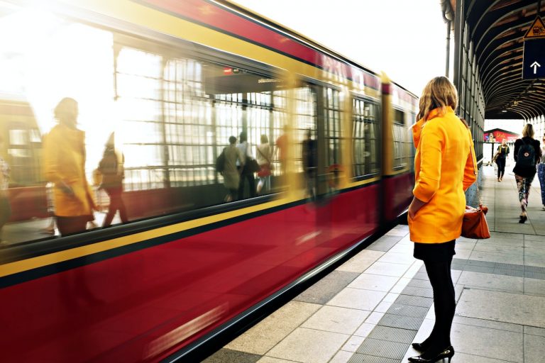 Abonos gratis de Renfe: cómo pedirlos, fianza y qué billetes son