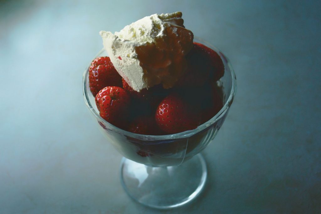 Así se prepara el fraise melba, el postre original de Tamara Falcó