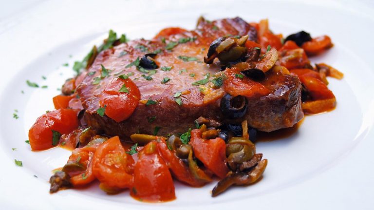 Bonito con tomate: la receta exprés que está llena de sabor