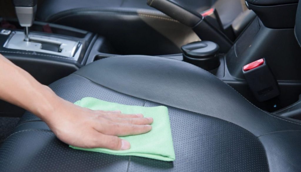 Limpiar La Tapicería Del Coche Que Contiene Tela