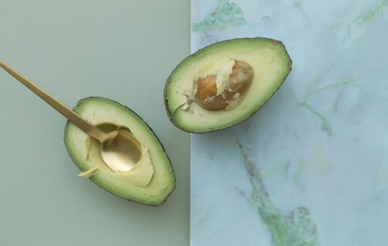 Consejos para plantar un aguacate desde el hueso