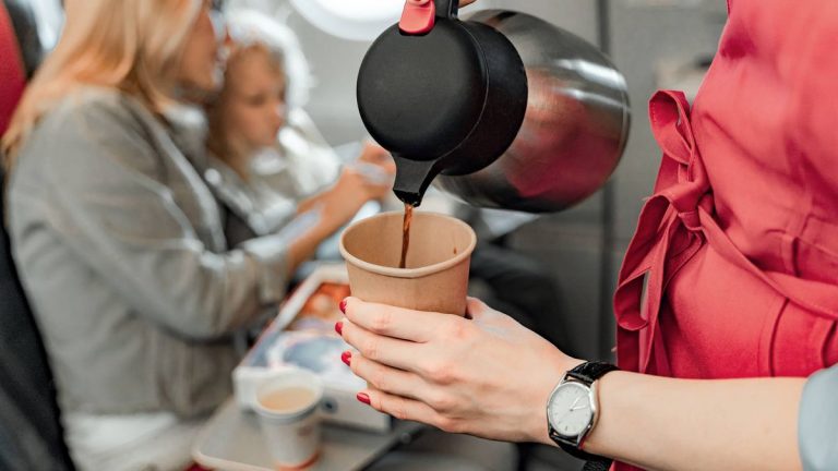 El motivo por el que no debes tomar café o té en un avión