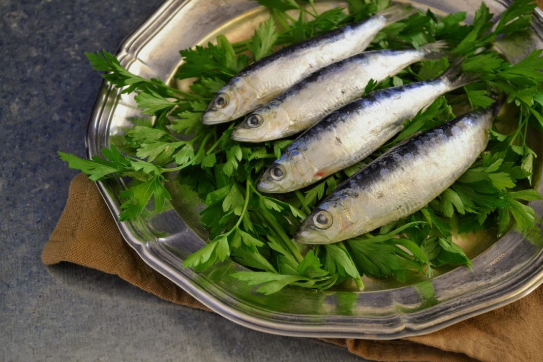 El truco para asar sardinas en un minuto y que no huelan