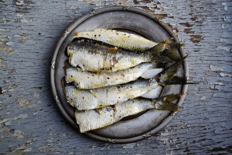 El truco para asar sardinas en un minuto y que no huelan