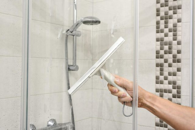 El truco para limpiar la mampara de la ducha y que no queden gotas