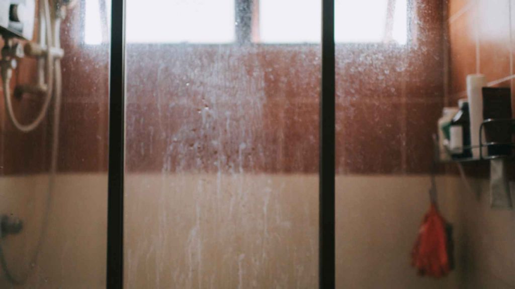 El Truco Para Limpiar La Mampara De La Ducha Y Que No Queden Gotas 2 ¿Cómo Limpiar Una Mampara De La Ducha De Plástico Que Se Encuentra Muy Sucia?