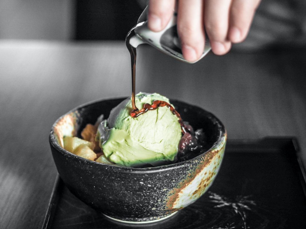 Helado de galletas los tres únicos ingredientes para hacerlo