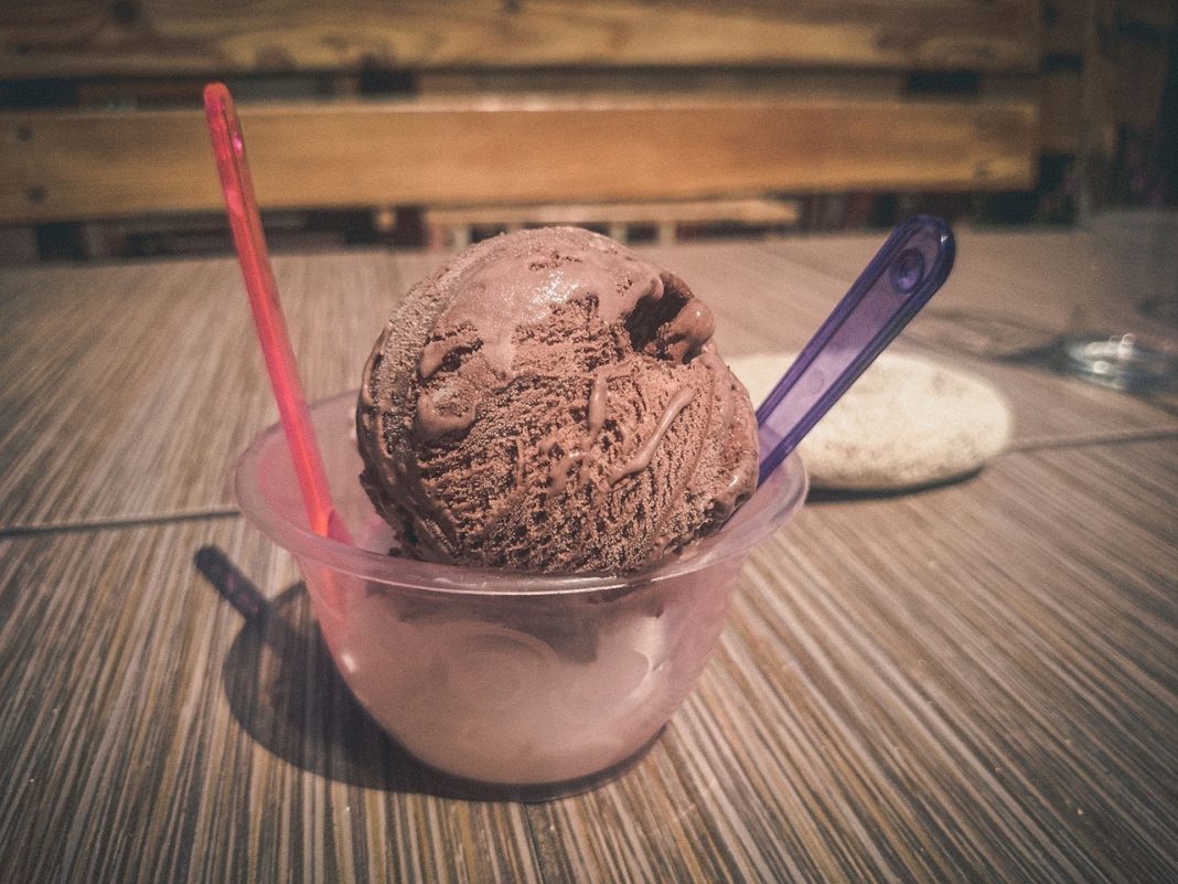 Helado de galletas los tres únicos ingredientes para hacerlo