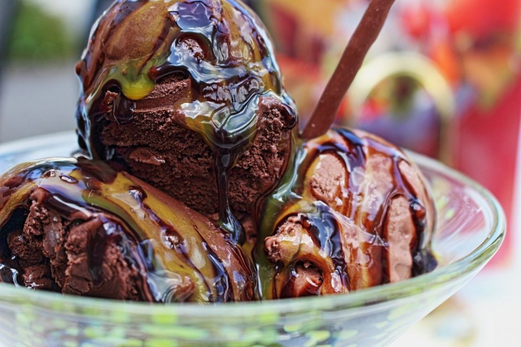 Helado de galletas los tres únicos ingredientes para hacerlo