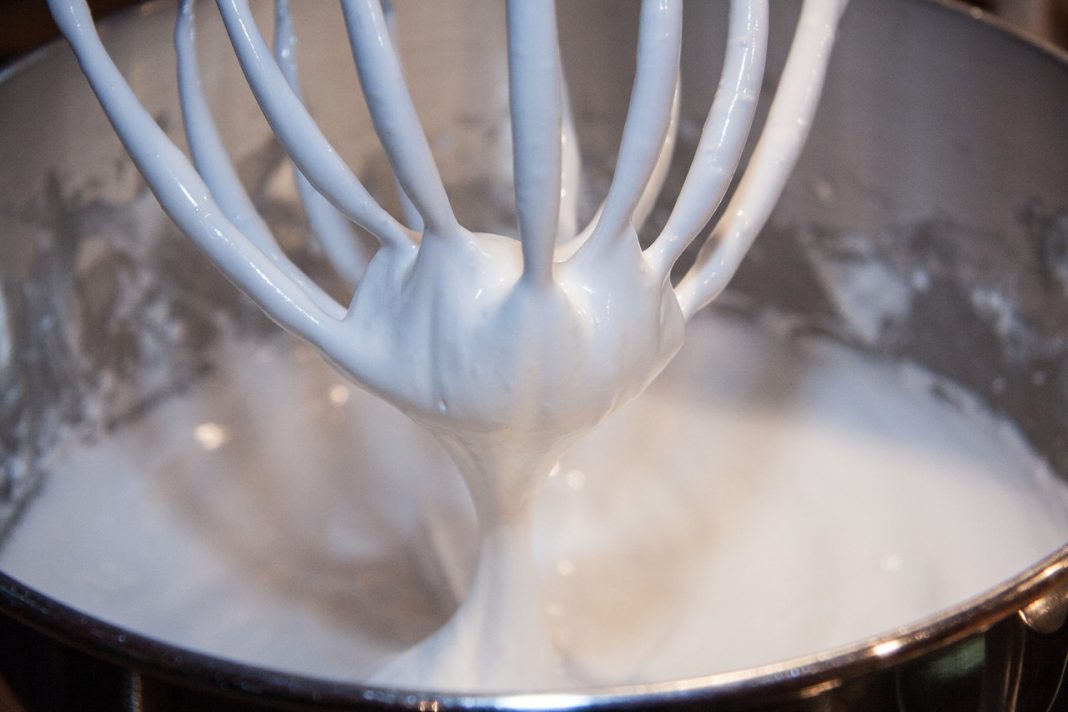 Helado de galletas los tres únicos ingredientes para hacerlo