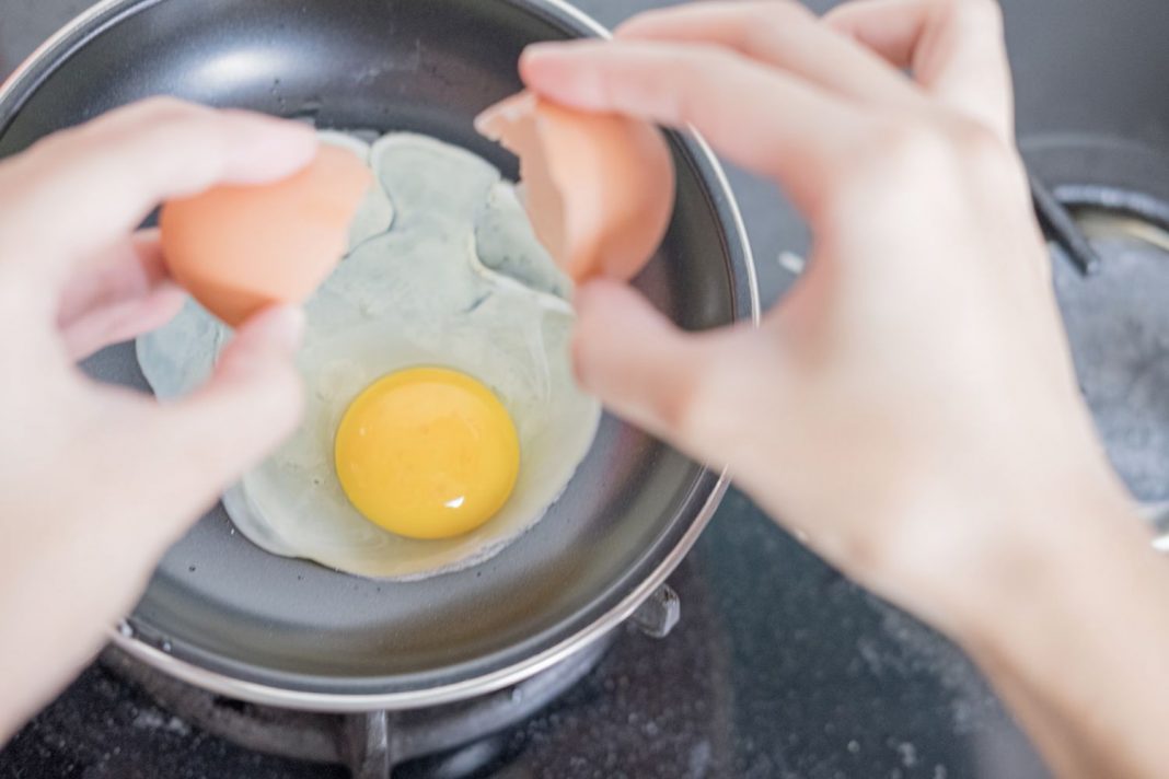 Huevos con jamón: el truco para que el huevo frito no se te cuaje