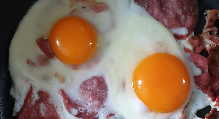 Huevos con jamón: el truco para que el huevo frito no se te cuaje