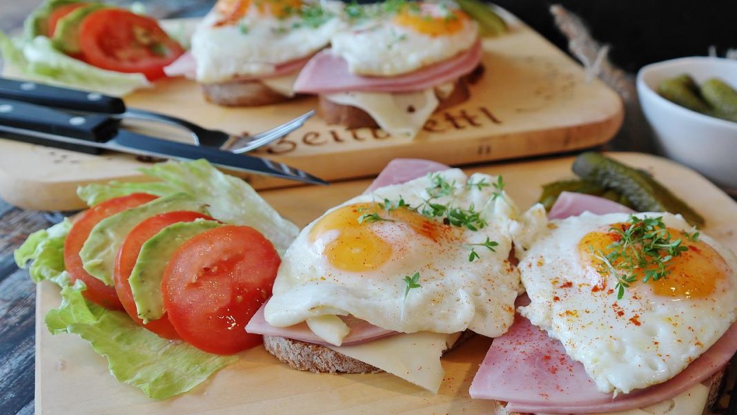 Huevos con jamón: el truco para que el huevo frito no se te cuaje