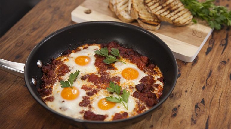 Huevos al plato en el microondas: la cena perfecta que prepararás en solo cuatro minutos